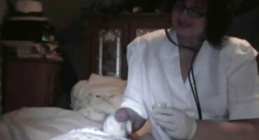 cleopatra sex MILF nghiêng chàng trai trẻ để fuck. sex hoang thuy linh