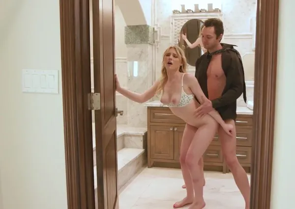 sex phá Anh nhân viên quảng cáo và em người yêu ở nhà một mình đang thẩm du